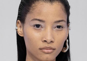 Si tienes ojos marrones, necesitas sombra de ojos blanca para conseguir el look de maquillaje más favorecedor.